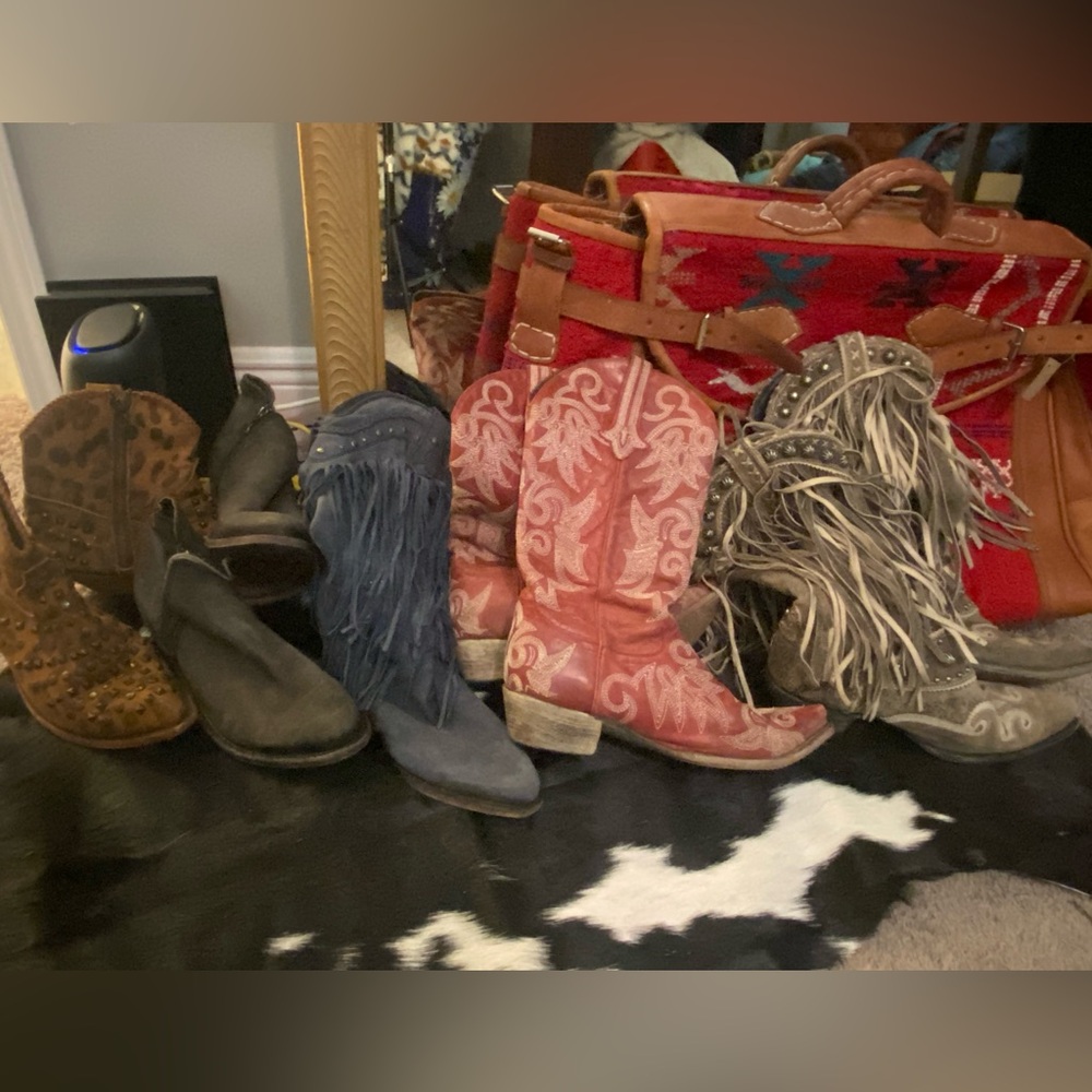 👀Boots anyone? Just a few pairs that will be in the show on Wednesday 11/26😉😘